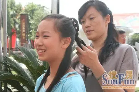 妈妈<em>帮</em>我梳<em>头发</em>