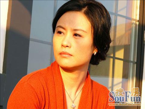 年轻人就应该争取做房奴 在《蜗居》中饰演宋思明老婆的邬君梅在接受