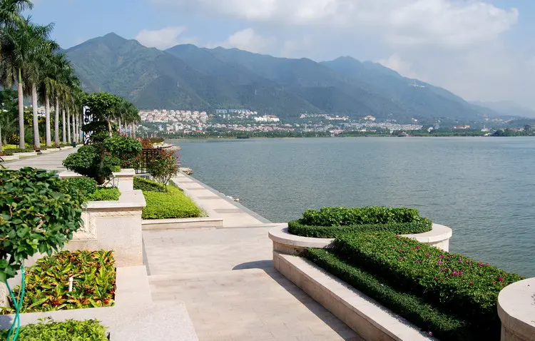 星湖奥园位于肇庆市端州区豪宅圈,西接西江北路,东临星湖(波海湖),北