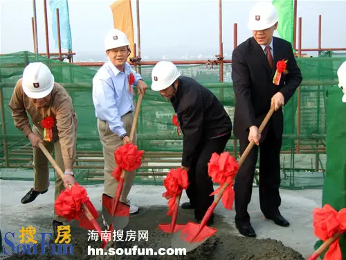 为义方家园清华组团封顶培土(从左至右张光东,符文鸿,雷双庆,林榆廷)