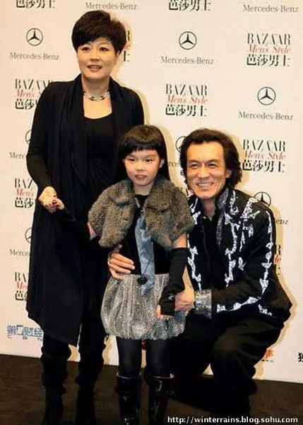李咏一家三口开心亮相 7岁女儿终于曝光