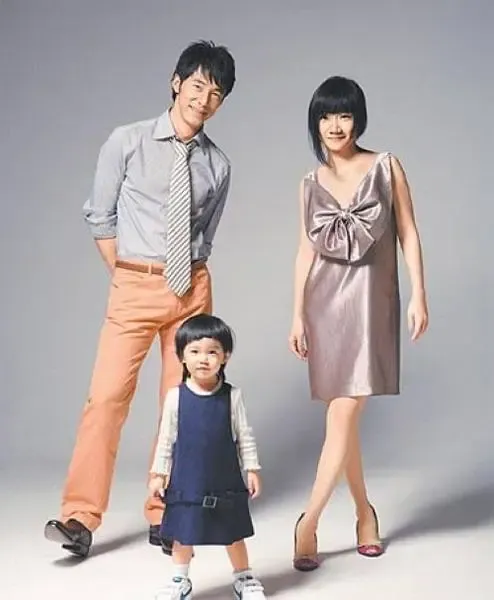 <em>何炅</em>主持我们约会吧当月老 名嘴罕见 全家福 曝