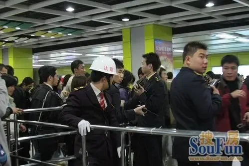 震惊!广州地铁元旦前夕客流骤增 多站点紧急限