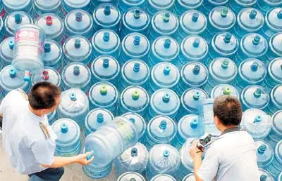 自来水VS桶装水VS直饮水VS过滤水 你家喝什么水? 自来水VS桶装水VS直饮水VS过滤水 你家喝什么水?