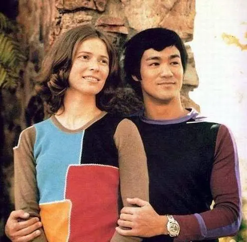 1993年,在纪念李小龙逝世二十周年之际,琳达夫人将李小龙生前许多珍贵