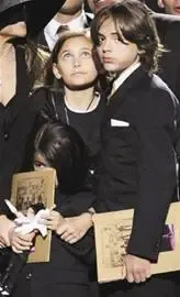 <em>迈克尔杰克逊子女</em>代父领奖 MJ生前全家福曝光