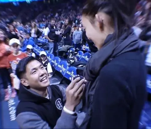 黑人向范玮琪下跪求婚 超感人求婚全记录(组图