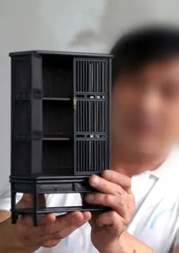 微缩高手做起中国明清家具 小巧精致颇具收藏价值 微缩高手做起中国明清家具 小巧精致颇具收藏价值