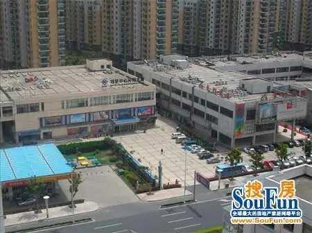 加城湖滨公寓与邻里中心沁苑大厦隔路相望
