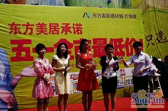 五一东方美居:都市快报美女主播签售现场爆棚实