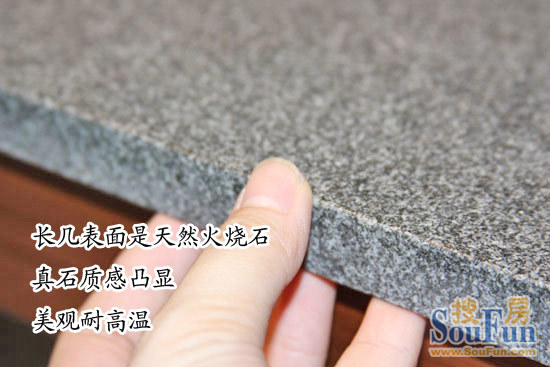 这款长几表面采用与麻棉布沙发颜色相近的火烧石作为台面,高矮适中,可