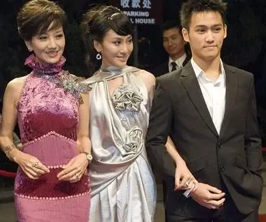 李兆基欣获三男孙娱乐圈帅气明星男宝大赏_别墅