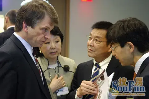 林董事长和耶律大学教授丹尼尔交谈 林董事长和耶律大学教授丹尼尔交谈