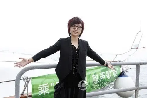 周笔畅<em>裙装</em>遭热议 pk<em>李宇春裙装</em>家居照(组图)-