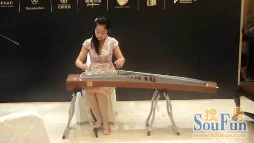 演员飘逸的舞姿,古筝弹出的优美旋律图片
