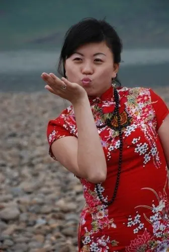 旗袍姐姐PK凤姐贤淑哥 盘点爆牙红人家居照(图