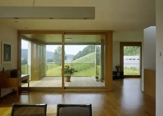 清爽的瑞士乡村风 嵌在山坡里的混凝别墅(图)_