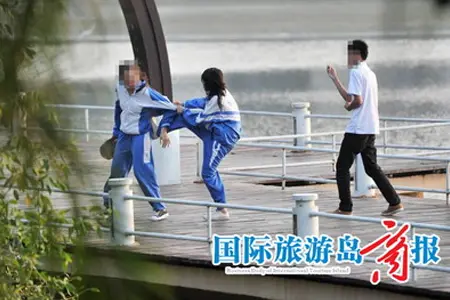 一脚踢女生的腰部