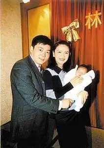 自幼娇生惯养的曾华倩刁蛮任性的大小姐作风惹怒了林肇基一家,豪门