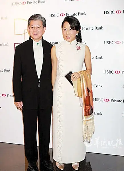 2008年11月,罗康瑞与拥有"最美丽港姐"头衔31年的朱玲玲在新加坡注册