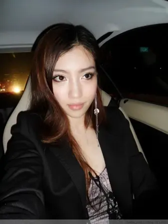 上海富二代美女疯狂玩自拍 新房豪宅堪比宫廷