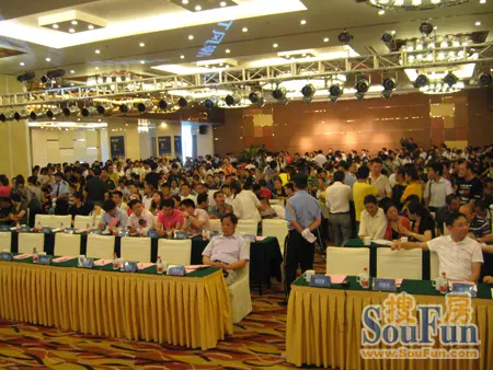  src=http://imgs.soufun.com/news/2010_06/28/news/1277715101545_000.jpg type=image></SPAN></P>
<P align=center><SPAN style=FONT-SIZE: 9pt; FONT-FAMILY: 宋體>圖為：頤高數(shù)碼港鳴鼓開(kāi)盤</SPAN></P><SPAN lang=EN-US style=FONT-FAMILY: 宋體; mso-bidi-font-size: 10.5pt>
<P class=MsoNormal style=MARGIN: 0cm 0cm 0pt; LINE-HEIGHT: 150%><SPAN style=FONT-SIZE: 12pt; LINE-HEIGHT: 150%; FONT-FAMILY: 宋體>本次開(kāi)盤，吸引了上千投資者的光臨，碩大的會(huì)議廳內(nèi)座無(wú)虛席，大量客戶沒(méi)有座位，現(xiàn)場(chǎng)十分火爆。眾多現(xiàn)場(chǎng)購(gòu)房者感嘆：新政頻出的<SPAN lang=EN-US>2010</SPAN>，我們已經(jīng)很久沒(méi)有看到如此場(chǎng)面。也有很多人表示，如今投資渠道越來(lái)越少，頤高數(shù)碼這樣的機(jī)會(huì)真的不容錯(cuò)過(guò)！<SPAN lang=EN-US><o:p></o:p></SPAN></SPAN></P></SPAN>
<P align=center><SPAN lang=EN-US style=FONT-FAMILY: 宋體; mso-bidi-font-size: 10.5pt><IMG alt=