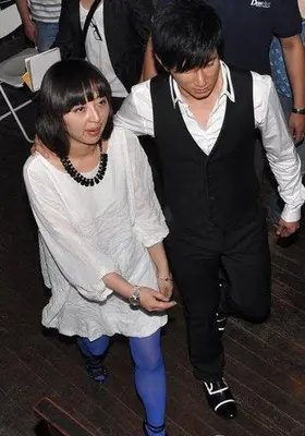 吴奇隆身边现神秘女 勾肩搭背相伴疑新欢(图)