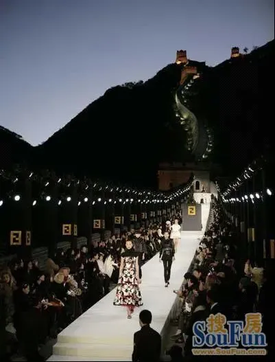 古城当秀场 奢侈品牌fendi玩神秘|搜房地产资讯