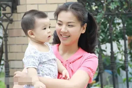 万人迷 陈好秘密生子 盘点明星子女家居照(图)