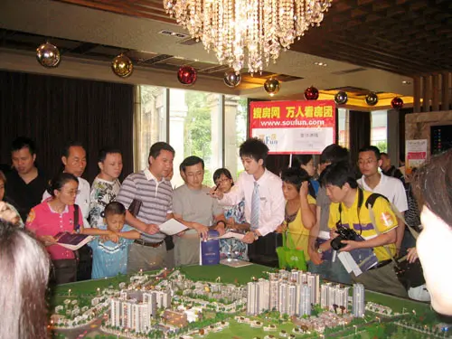 网友借看房团联手团购 金沙洲线725看房团大热