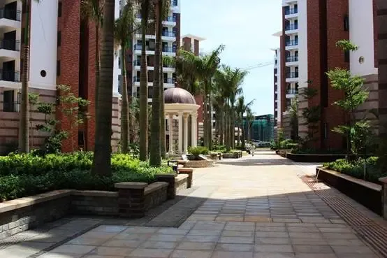 高尔夫温泉小镇一期与远处在建中的二期实景