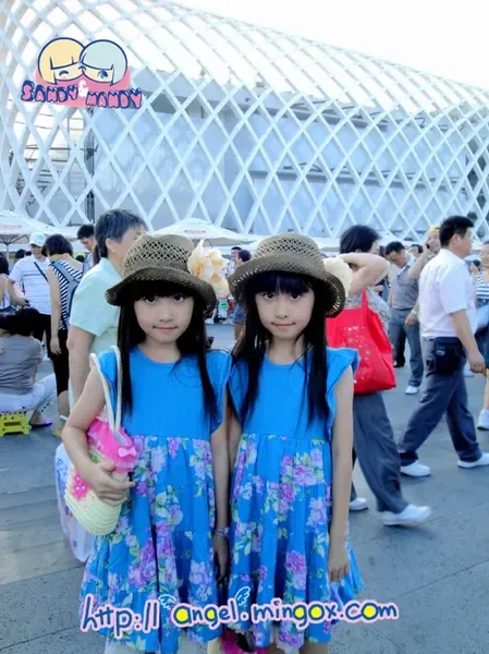 sandy&mandy超可爱<em>照片</em>晒童真 <em>小美女</em>是这样