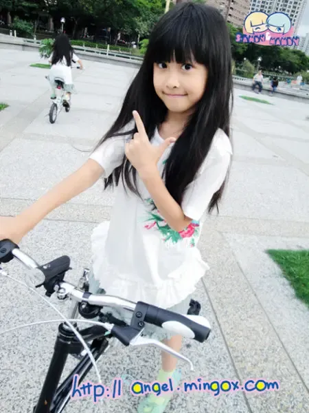 sandy&mandy超可爱<em>照片</em>晒童真 <em>小美女</em>是这样