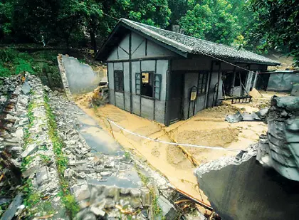 舟曲之后云南遭遇泥石流 人民部队众志成城抗险救灾|搜房地产资讯
