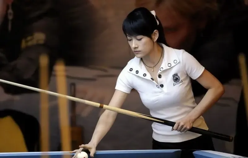 8岁<em>双胞胎姐妹</em>王曼晴挑战美女球手何心如 家居