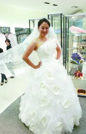 潜伏>中沈傲君剖腹诞下男婴 沈傲君婚纱照家居照(图)
