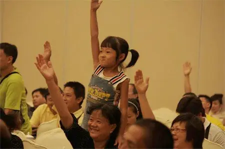 现场小朋友也举手抢答