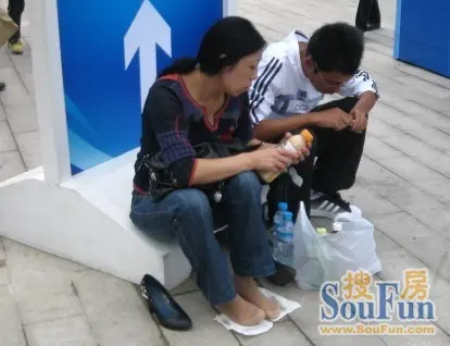 3,女性朋友穿着高跟鞋,走累了,脱掉鞋子,让脚放松一下吧.