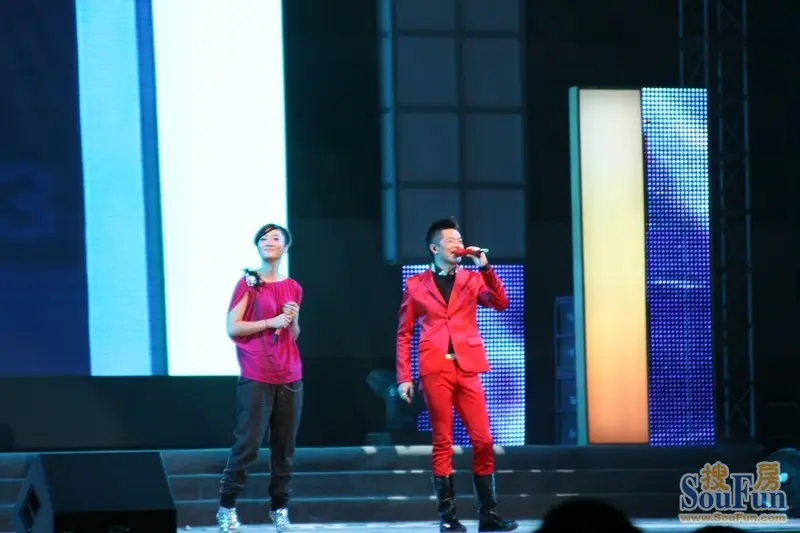 演唱组合《月亮之上》《自由飞翔》表演:凤凰传奇组合