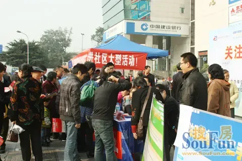 二手房交易知識巡展走進雙楠社區——活動一開始就吸引了市民關注