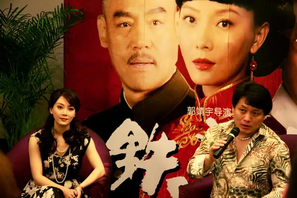 铁梨花剧情曝光导演郭靖宇赞陈数 女星复古家