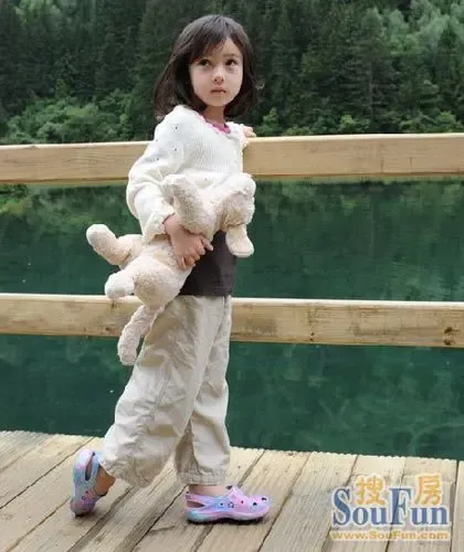 游<em>九寨沟</em>偶遇天使<em>小萝莉</em> 忧郁眼神可爱模样家