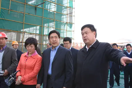 天庆集团董事长韩庆与兰州市城关区参观团领导在天庆格林小镇参观