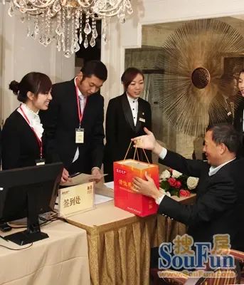 蓝光观岭迎来首个高端交房日 业主满意度近10