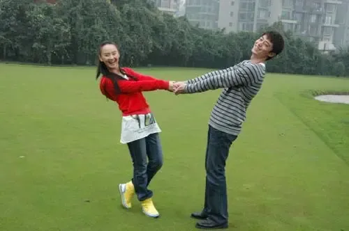 霍建华恋上<em>宁波妹</em>童蕾 一一向前冲家居照火花