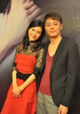 霍建华恋上<em>宁波妹</em>童蕾 一一向前冲家居照火花