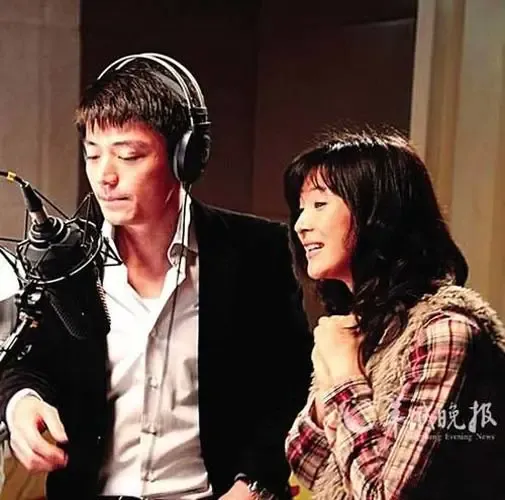 霍建华恋上<em>宁波妹</em>童蕾 一一向前冲家居照火花