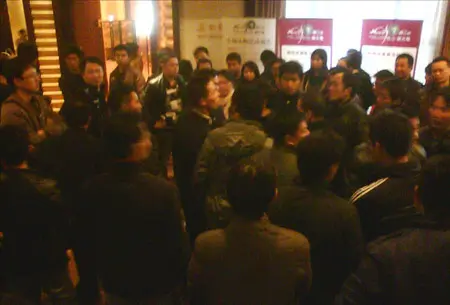 开盘当日无房还打人 南京高淳一楼盘被砸翻天