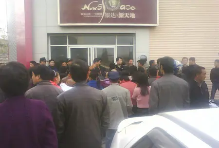开盘当日无房还打人 南京高淳一楼盘被砸翻天