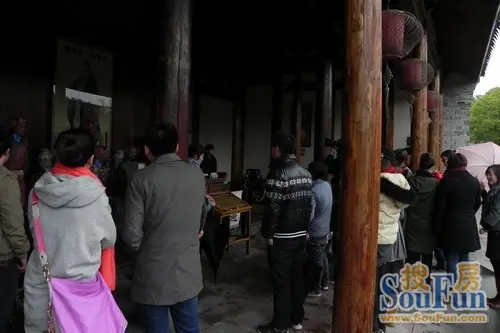 听导游讲解古城名胜故事图片